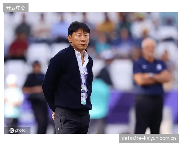 主教练申台龙的4-2-3-1体系依赖边后卫大幅前插，这在面对顶级边锋时身后空当将是巨大隐患。